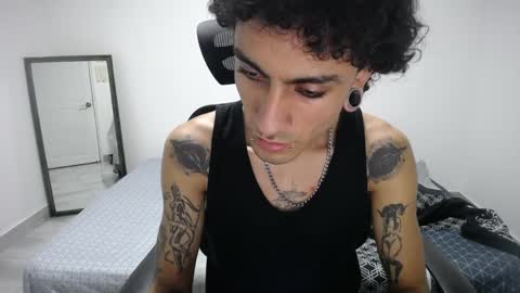 Snapshot of present_the_magic chatting on April 2026 05:18:02 AM Plux online show from April 2026 05:18:02 AM