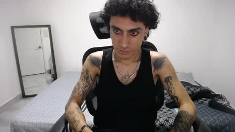 Snapshot of present_the_magic chatting on April 2026 06:19:01 AM Plux online show from April 2026 06:19:01 AM