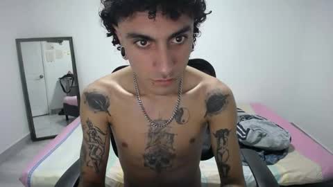 Snapshot of present_the_magic chatting on April 2026 04:57:01 AM Plux online show from April 2026 04:57:01 AM