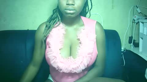 pretty_milan online show from December 2025 09:05:01 AM