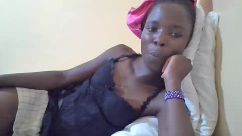 Snapshot of pretty_petite_ebony chatting on March 2025 06:01:02 PM pretty_petite_ebony online show from March 2025 06:01:02 PM