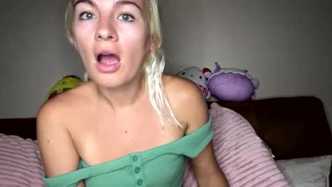 Snapshot of prettybabypetite chatting on October 2025 02:37:02 AM Missy  Jack online show from October 2025 02:37:02 AM