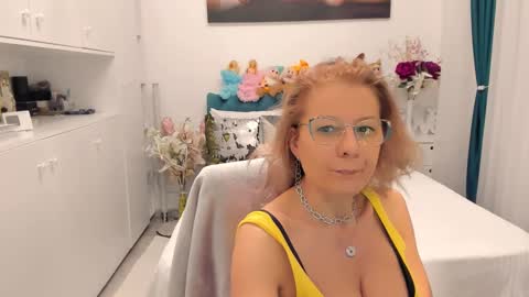 Snapshot of prettyblackeyes chatting on March 2025 07:05:02 AM wilma online show from March 2025 07:05:02 AM