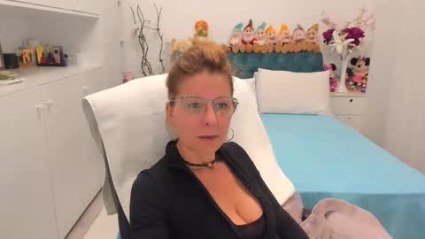 Snapshot of prettyblackeyes chatting on September 2025 09:29:02 PM wilma online show from September 2025 09:29:02 PM