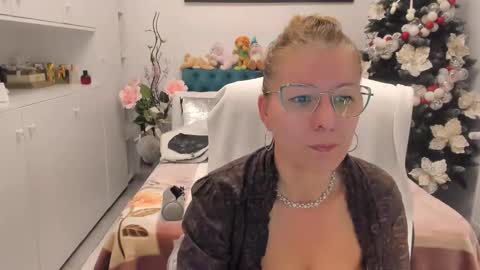 Snapshot of prettyblackeyes chatting on November 2025 06:57:01 AM wilma online show from November 2025 06:57:01 AM