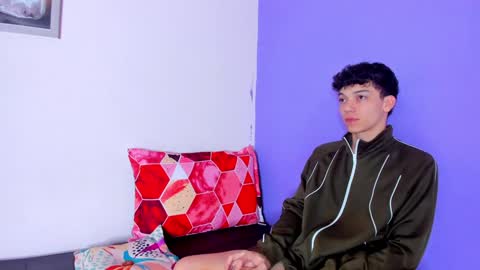 Snapshot of prettybunnies08 chatting on January 2025 01:56:02 AM Enzo Denis online show from January 2025 01:56:02 AM