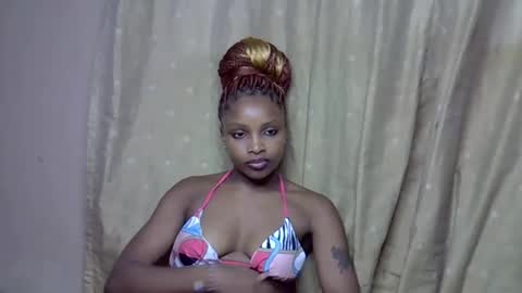 Snapshot of priya_queen chatting on May 2026 06:52:01 AM priya_queen online show from May 2026 06:52:01 AM