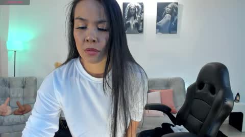 Pui Yeee  online show from April 2026 02:09:02 PM