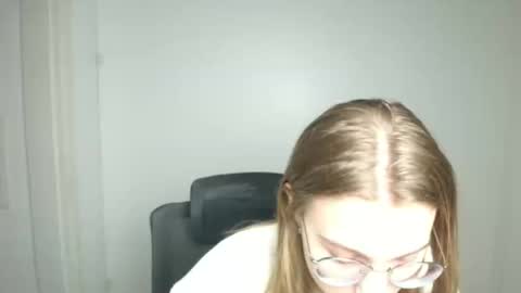 Snapshot of queen_amelie chatting on February 2026 06:32:01 AM Amelie online show from February 2026 06:32:01 AM