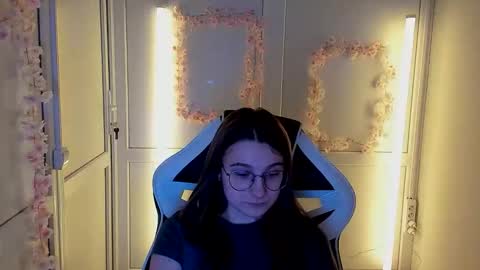 Snapshot of queen_amelie chatting on April 2026 01:13:01 PM Amelie online show from April 2026 01:13:01 PM