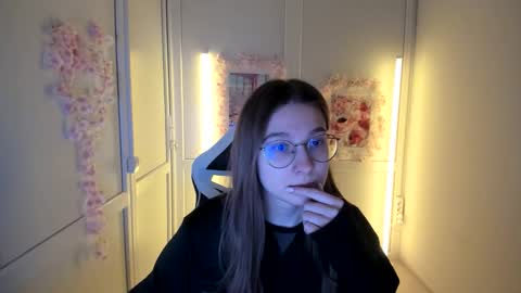 Snapshot of queen_amelie chatting on May 2026 07:02:02 AM Amelie online show from May 2026 07:02:02 AM