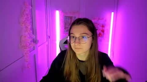 Snapshot of queen_amelie chatting on May 2026 07:16:01 AM Amelie online show from May 2026 07:16:01 AM