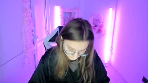 Snapshot of queen_amelie chatting on May 2026 08:12:02 AM Amelie online show from May 2026 08:12:02 AM
