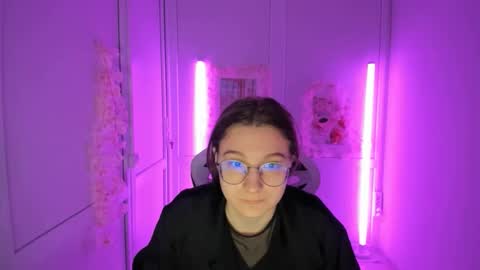 Snapshot of queen_amelie chatting on May 2026 07:26:01 AM Amelie online show from May 2026 07:26:01 AM