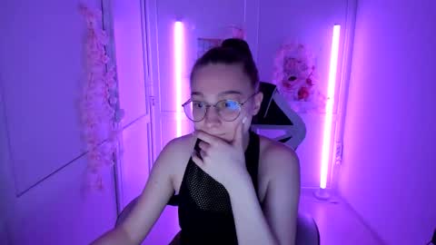 Snapshot of queen_amelie chatting on May 2026 09:04:01 AM Amelie online show from May 2026 09:04:01 AM