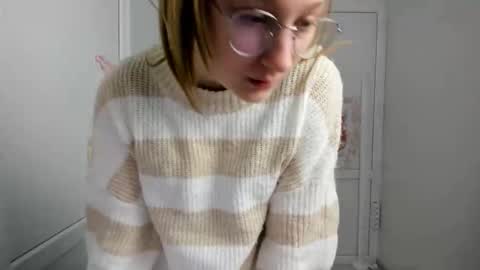 Snapshot of queen_amelie chatting on May 2026 08:54:01 AM Amelie online show from May 2026 08:54:01 AM