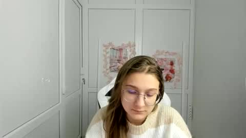 Snapshot of queen_amelie chatting on May 2026 08:33:02 AM Amelie online show from May 2026 08:33:02 AM