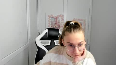 Snapshot of queen_amelie chatting on May 2026 08:12:02 AM Amelie online show from May 2026 08:12:02 AM