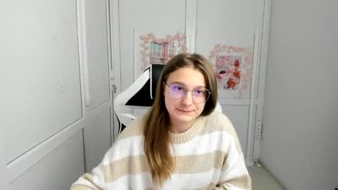 Snapshot of queen_amelie chatting on May 2026 08:43:02 AM Amelie online show from May 2026 08:43:02 AM