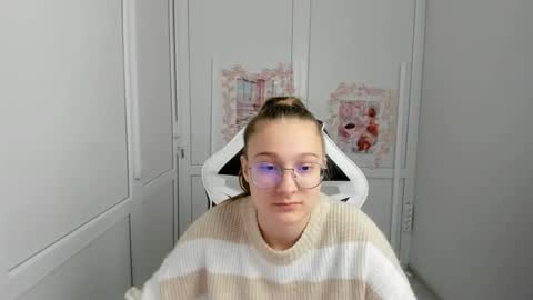 Snapshot of queen_amelie chatting on June 2026 07:43:01 AM Amelie online show from June 2026 07:43:01 AM
