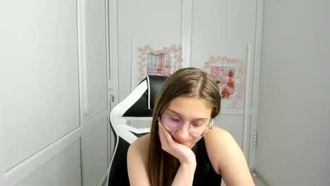 Snapshot of queen_amelie chatting on June 2026 08:28:02 AM Amelie online show from June 2026 08:28:02 AM