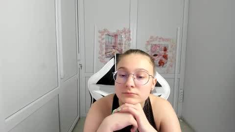 Snapshot of queen_amelie chatting on June 2026 07:34:01 AM Amelie online show from June 2026 07:34:01 AM