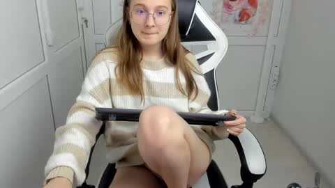 Snapshot of queen_amelie chatting on June 2026 07:18:01 AM Amelie online show from June 2026 07:18:01 AM
