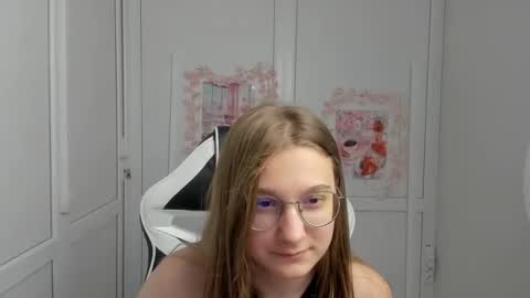 Snapshot of queen_amelie chatting on June 2026 07:39:01 AM Amelie online show from June 2026 07:39:01 AM