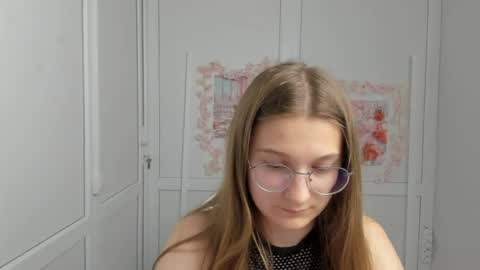 Snapshot of queen_amelie chatting on June 2026 07:39:01 AM Amelie online show from June 2026 07:39:01 AM