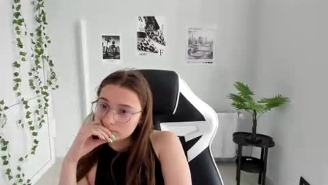 Snapshot of queen_amelie chatting on June 2026 09:02:01 AM Amelie online show from June 2026 09:02:01 AM