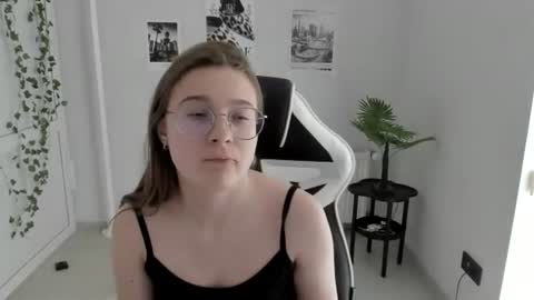Snapshot of queen_amelie chatting on June 2026 08:02:01 AM Amelie online show from June 2026 08:02:01 AM