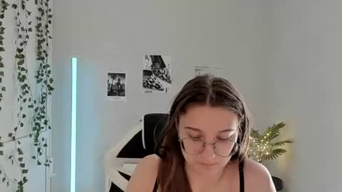 Snapshot of queen_amelie chatting on July 2026 08:18:02 AM Amelie online show from July 2026 08:18:02 AM