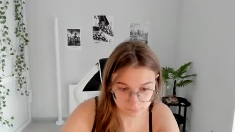 Snapshot of queen_amelie chatting on July 2026 08:17:01 AM Amelie online show from July 2026 08:17:01 AM