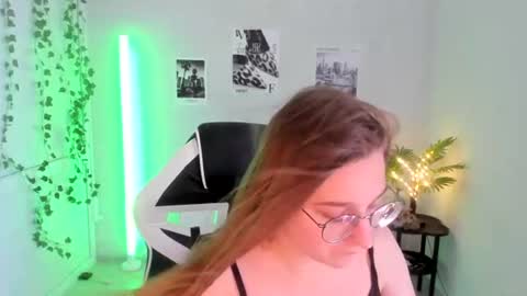 Snapshot of queen_amelie chatting on July 2026 08:18:02 AM Amelie online show from July 2026 08:18:02 AM