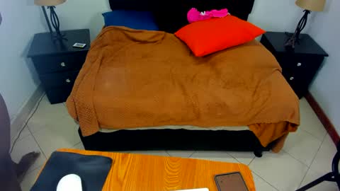 Queen online show from December 2024 04:07:02 AM