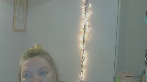 Snapshot of queen_jane8 chatting on December 2024 09:37:01 PM queen_jane8 online show from December 2024 09:37:01 PM