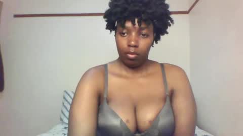Snapshot of queen_melanine chatting on February 2025 03:23:02 AM QUEEN online show from February 2025 03:23:02 AM