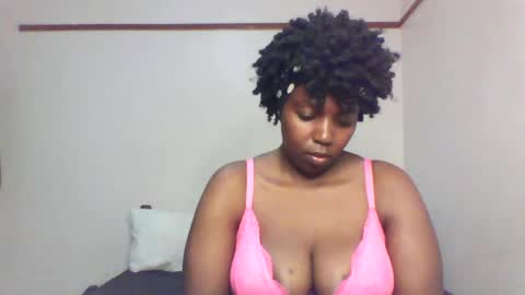 Snapshot of queen_melanine chatting on February 2025 12:43:01 AM QUEEN online show from February 2025 12:43:01 AM