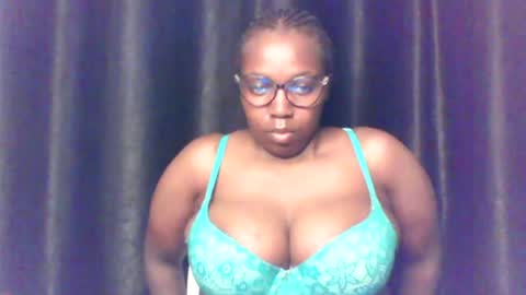 Snapshot of queen_melanine chatting on June 2026 12:22:01 PM QUEEN online show from June 2026 12:22:01 PM