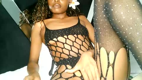 Snapshot of queen_sashavixen chatting on June 2026 06:06:02 PM queen_sashavixen online show from June 2026 06:06:02 PM