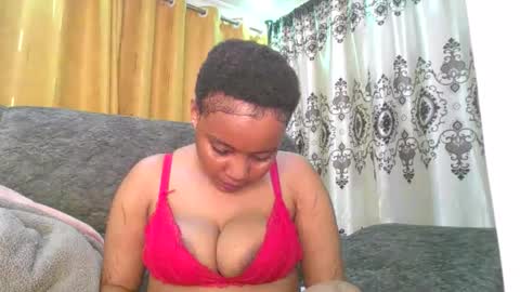 Snapshot of queenbeiby05 chatting on May 2026 06:39:01 PM queen online show from May 2026 06:39:01 PM