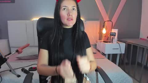 Snapshot of queenn24 chatting on December 2024 11:32:01 PM EMILY online show from December 2024 11:32:01 PM
