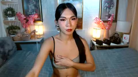 queennira online show from June 2026 04:42:02 AM