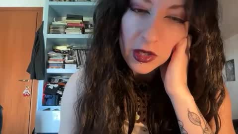 queenselket online show from April 2026 10:28:01 AM