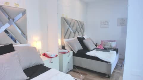 Raquel Moore  online show from December 2025 04:01:02 PM