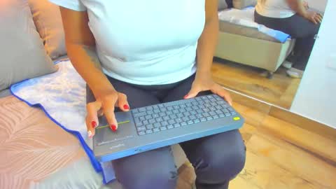 Raquel Moore  online show from December 2025 12:53:02 PM