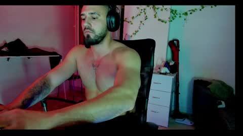 Snapshot of raulmaxel chatting on April 2026 01:04:01 AM RaulMaxel online show from April 2026 01:04:01 AM