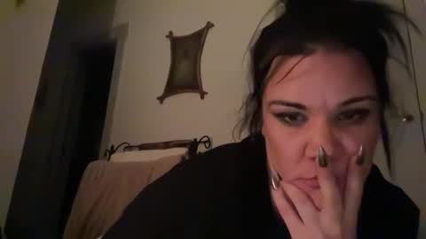 Snapshot of ravenrayyy chatting on April 2026 06:22:01 AM Raven Ray online show from April 2026 06:22:01 AM