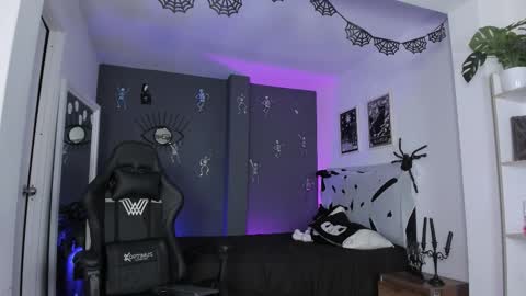 Raven Witch online show from November 2025 05:01:02 PM