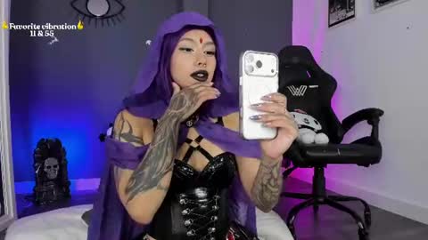 Snapshot of ravenwitch_ chatting on June 2026 06:22:02 PM Raven Witch online show from June 2026 06:22:02 PM